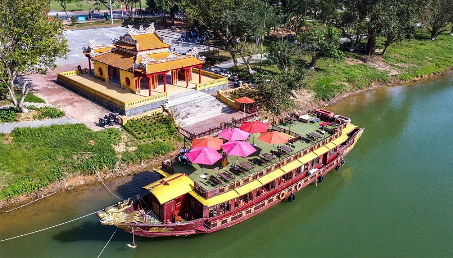 Tiệc tối 5 sao lãng mạn trên du thuyền sông Hương, Huế