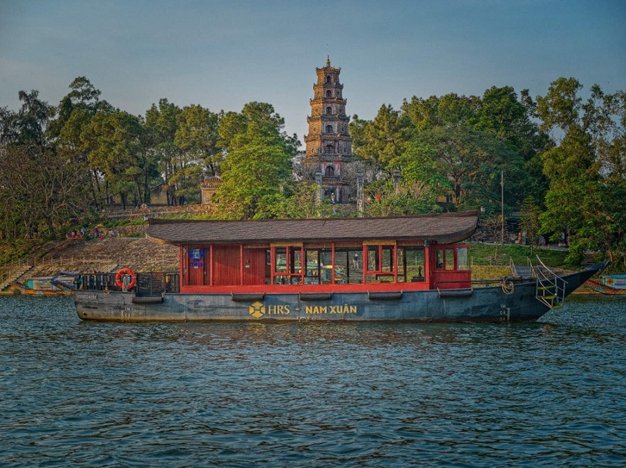 Tiệc tối 5 sao lãng mạn trên du thuyền sông Hương, Huế