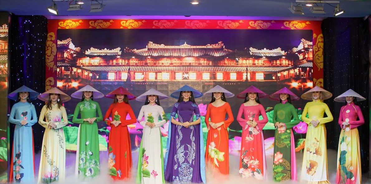 Trình diễn Áo dài show, Huế