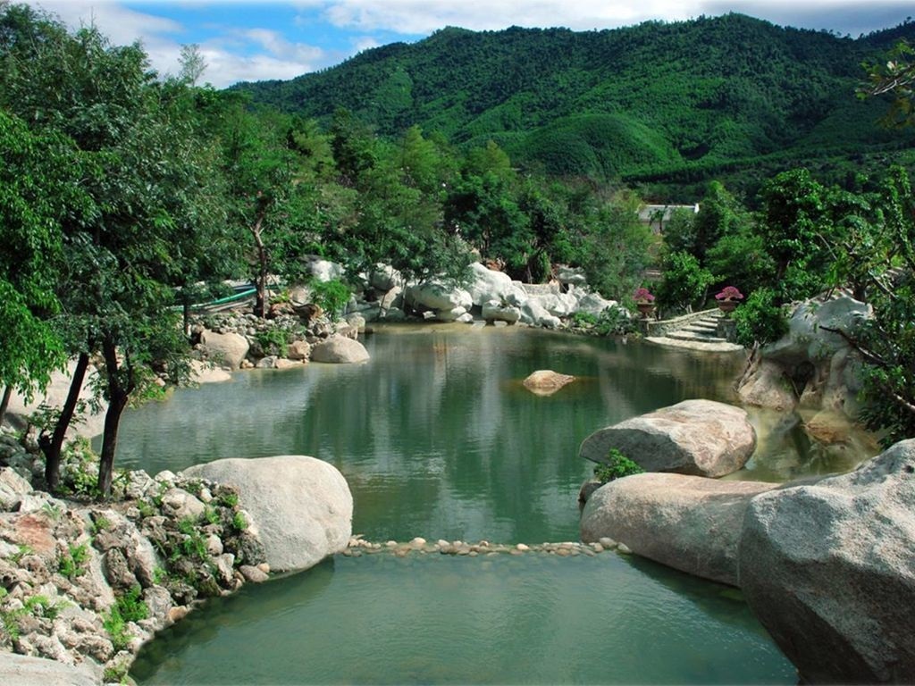 Suối khoáng nóng núi Thần Tài Đà Nẵng