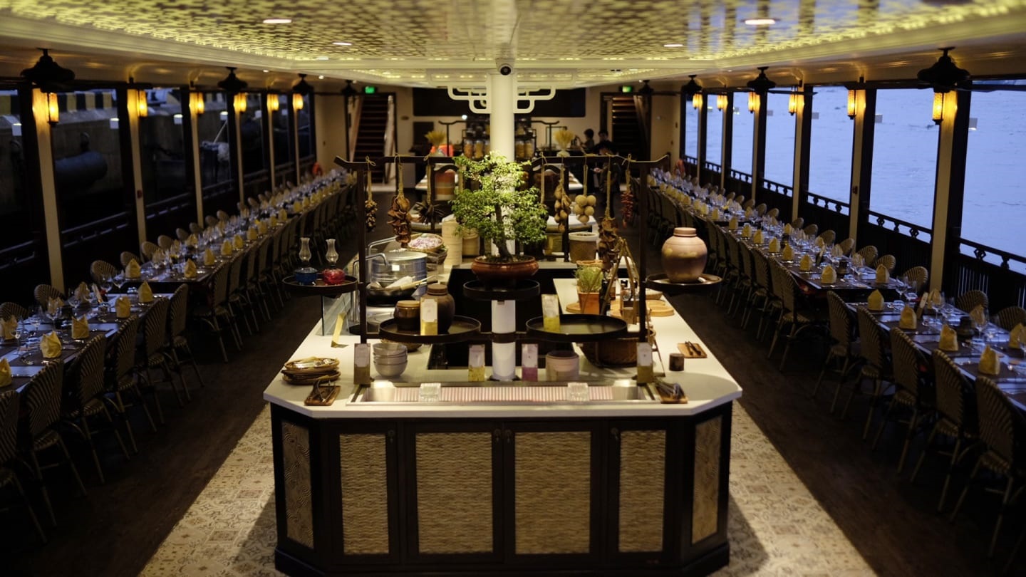 Ăn tối trên sông Sài Gòn bằng du thuyền Bonsai Cruise