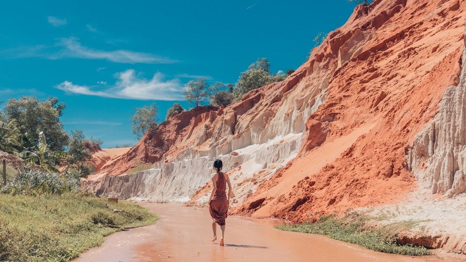 Jeep Tour Mũi Né Nửa Ngày: Bãi đá Ông Địa, Bàu Trắng, Suối Tiên