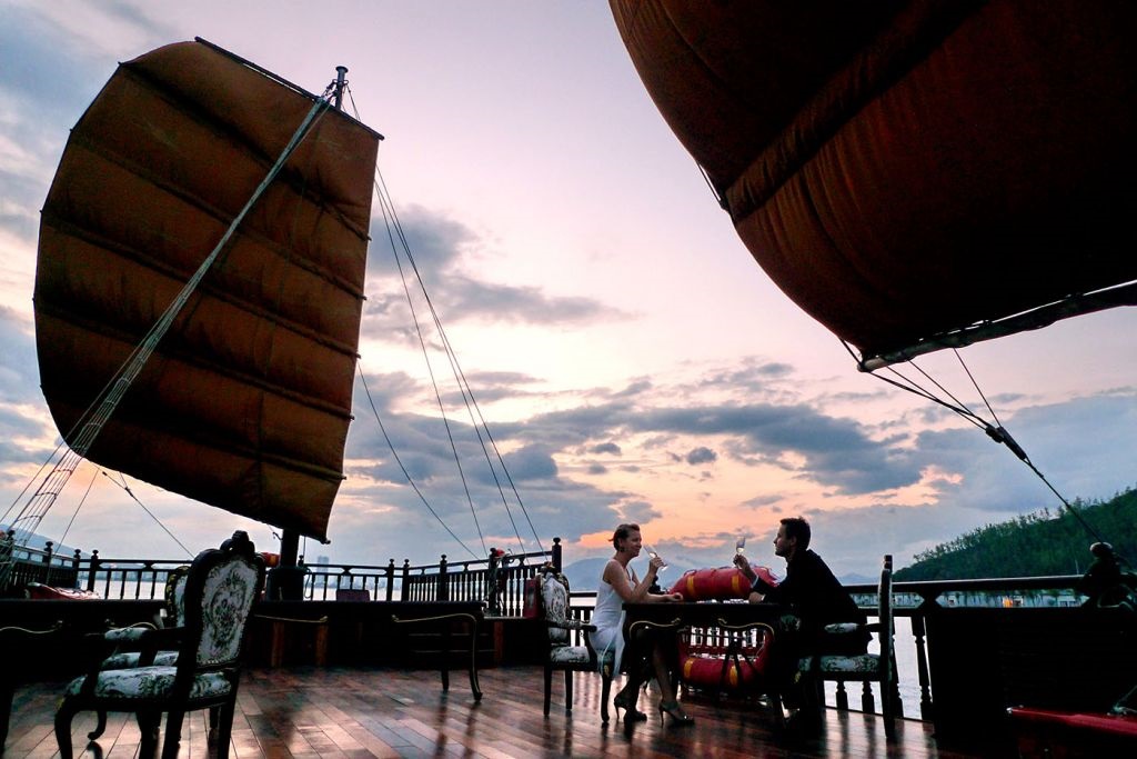 Du thuyền Emperor Cruise Nha Trang