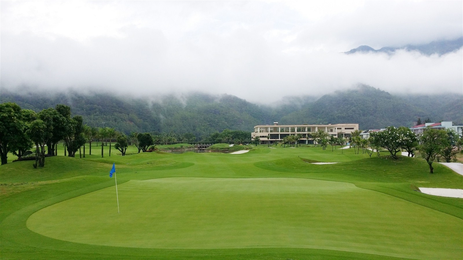 Xe riêng đưa đón các sân golf tại Nha Trang