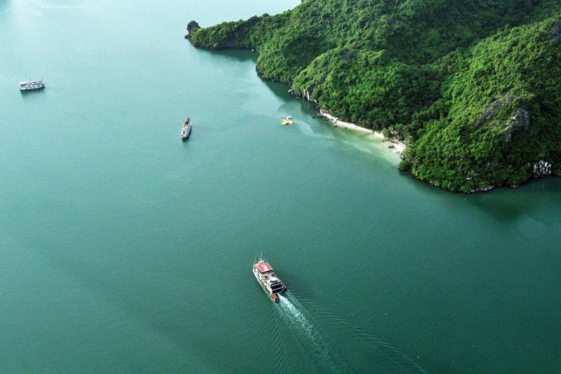 Thủy phi cơ ngắm cảnh Vịnh Hạ Long