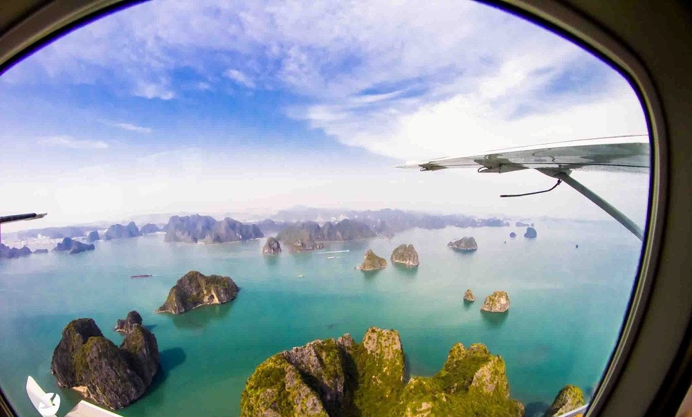 Thủy phi cơ ngắm cảnh Vịnh Hạ Long