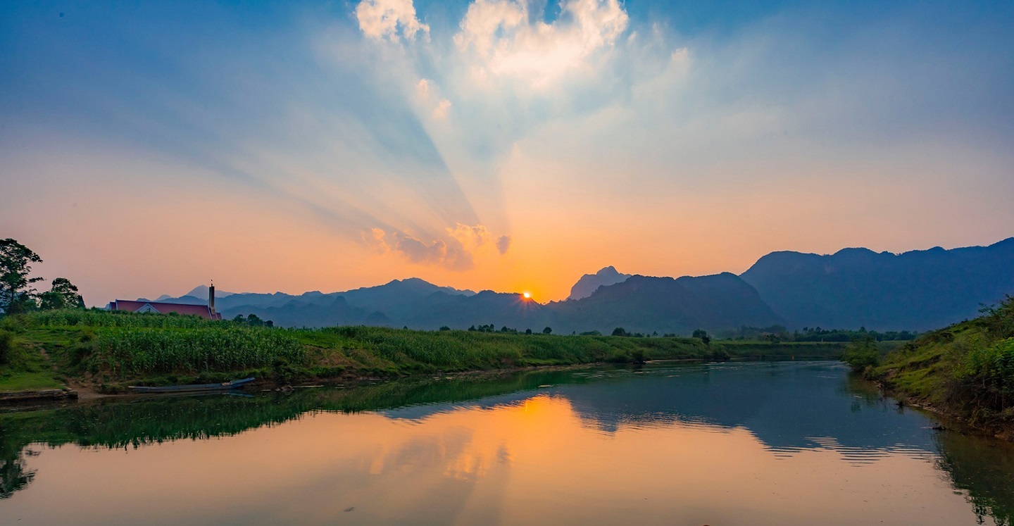 Ngồi du thuyền ngắm hoàng hôn ở Phong Nha, Quảng Bình 
