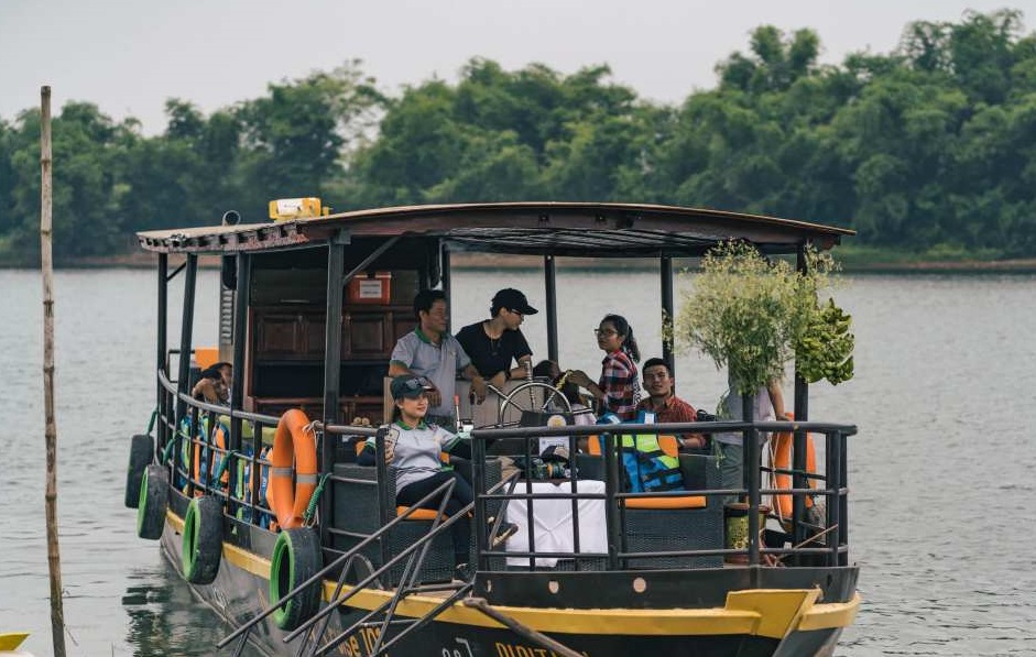 Tour ngồi thuyền trên sông Son, Phong Nha