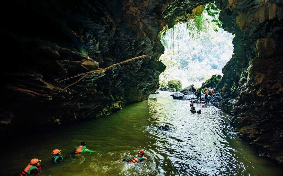 [Tạm ngưng] Tour 1 ngày - Trekking qua những hang động ở Tú Làn 