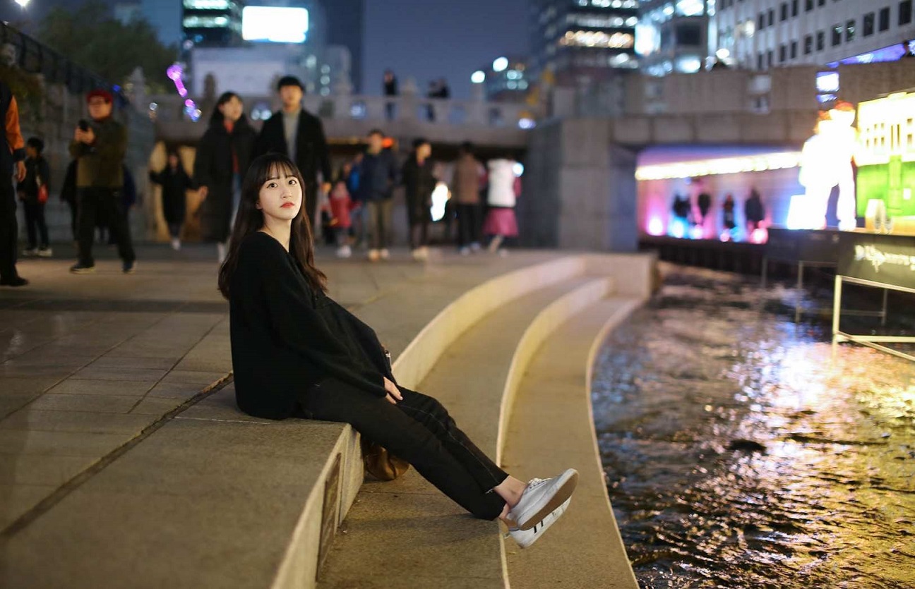 Trở thành mẫu ảnh chuyên nghiệp ngay tại Seoul với trải nghiệm chụp ảnh đêm ở suối Cheonggyecheon