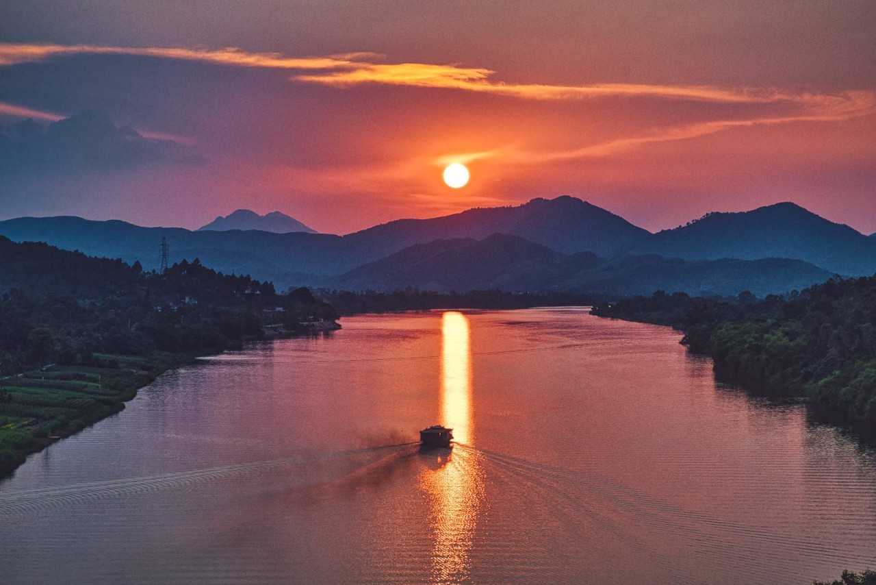 Trà chiều trên Thuyền Rồng, sông Hương