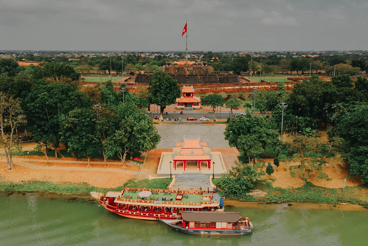 Trà chiều trên Thuyền Rồng, sông Hương