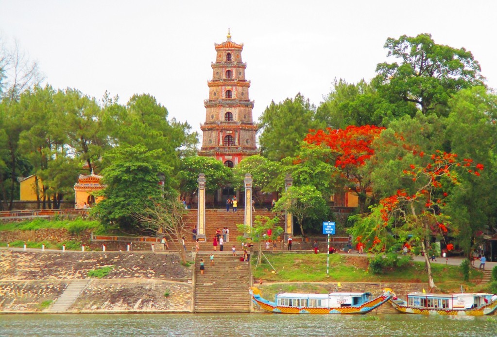 Trà chiều trên Thuyền Rồng, sông Hương
