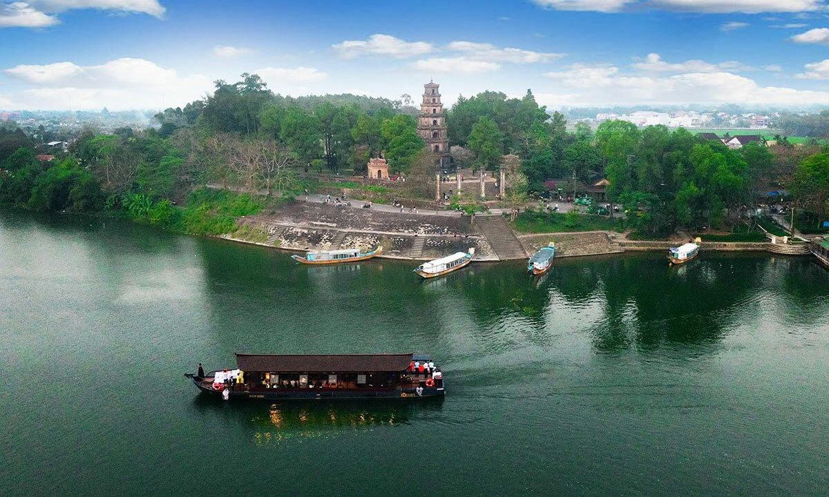 Trà chiều trên Thuyền Rồng, sông Hương