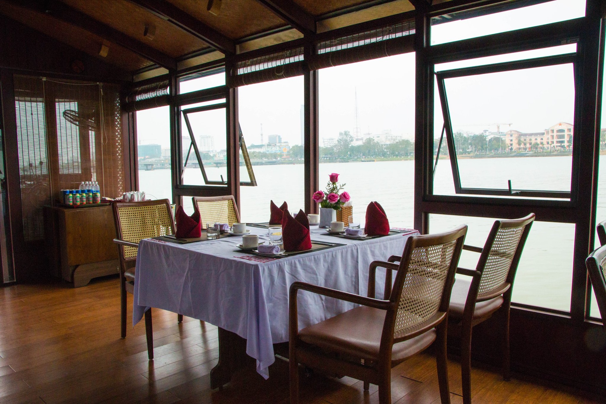 Trà chiều trên Thuyền Rồng, sông Hương